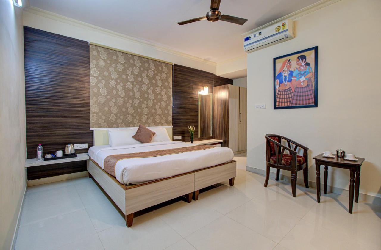 Hotel Royal Classio, Bengaluru Zewnętrze zdjęcie