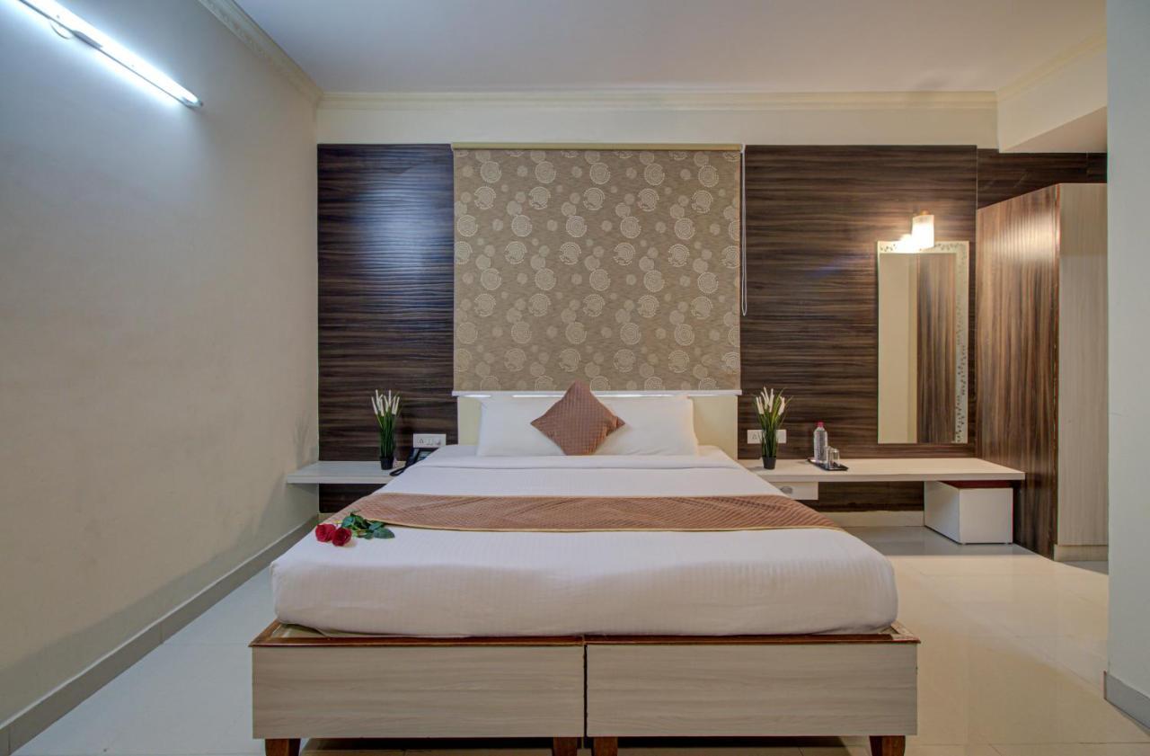 Hotel Royal Classio, Bengaluru Zewnętrze zdjęcie