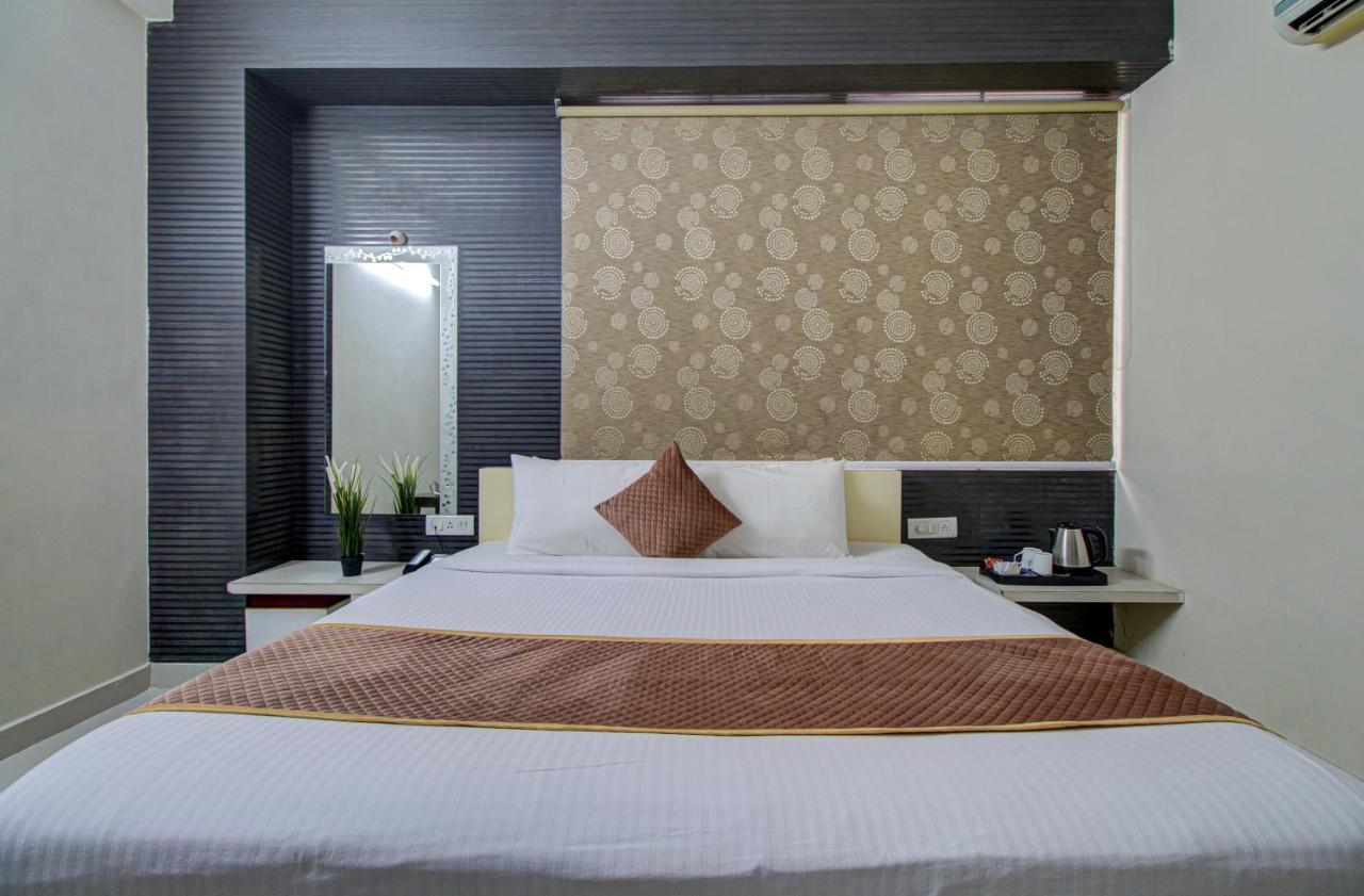 Hotel Royal Classio, Bengaluru Zewnętrze zdjęcie