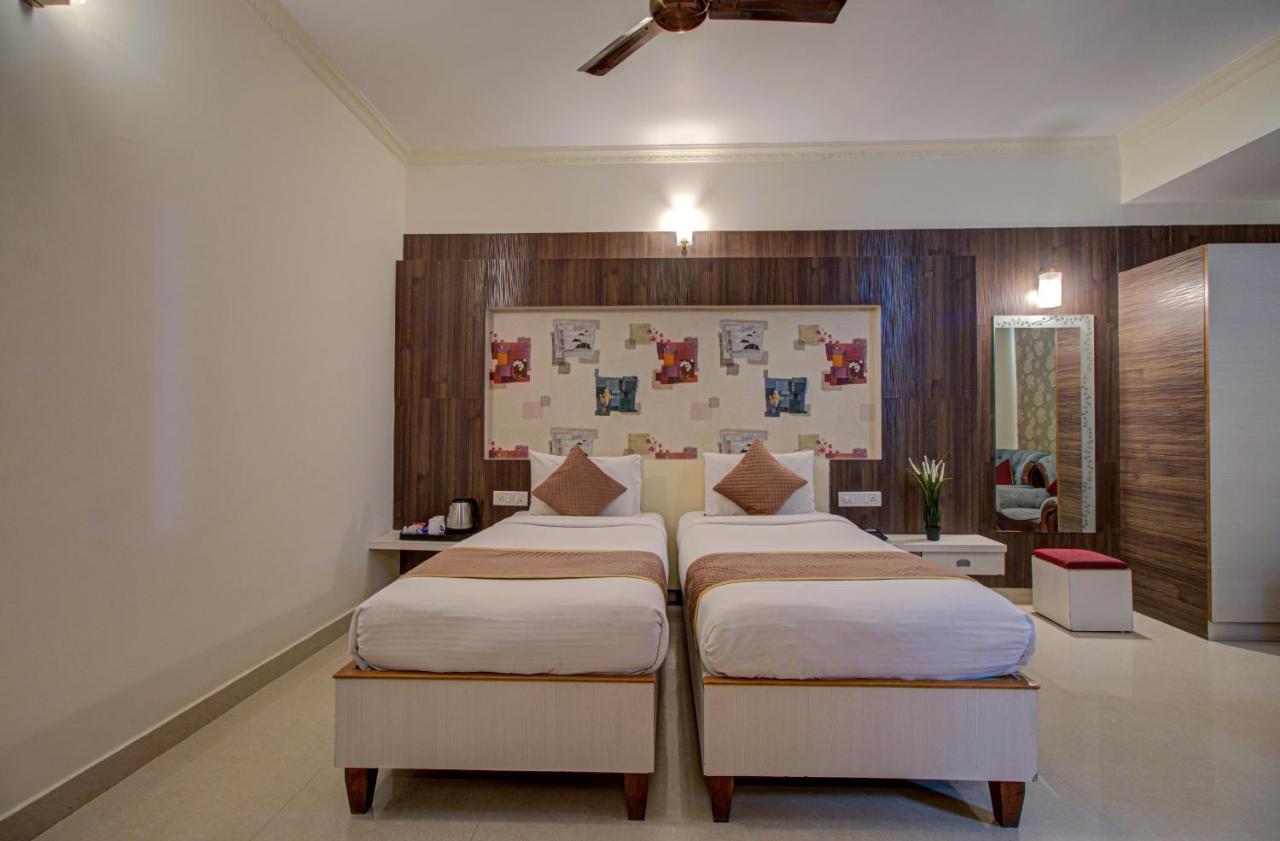 Hotel Royal Classio, Bengaluru Zewnętrze zdjęcie